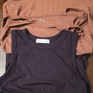 Bundle Of 2 Tank Tops Large Active USA Ribbed & No Boundaries Brown